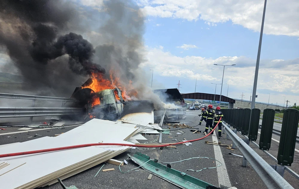 Camionul a rupt parapetul și a doborât un indicator rutier FOTO ISU Alba