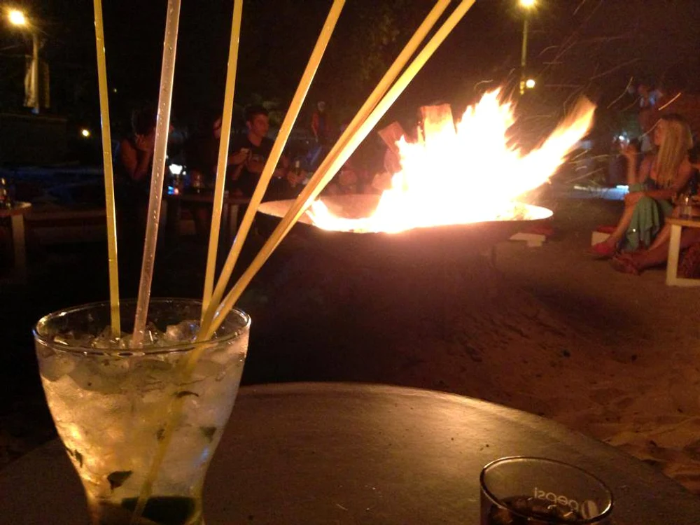 Cei doi sărbătoresc un an de la cununia lor civilă cu un foc de tabără pe plajă (foto: Facebook)
