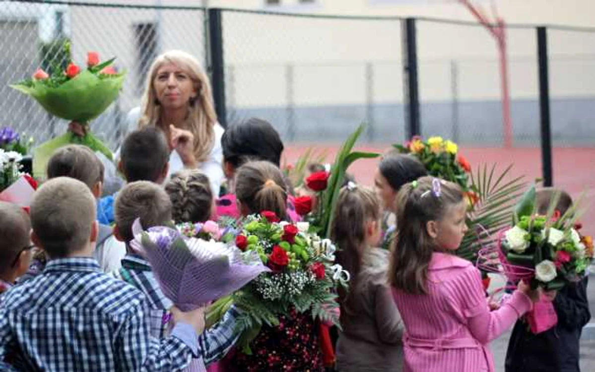 Anul şcolar a început cu o festivitate la Colegiul Decebal din Deva. FOTO: Daniel Guţă. ADEVĂRUL.