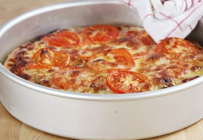 Tarta cu rosii si carnati este delicioasă!clickpoftabuna.ro