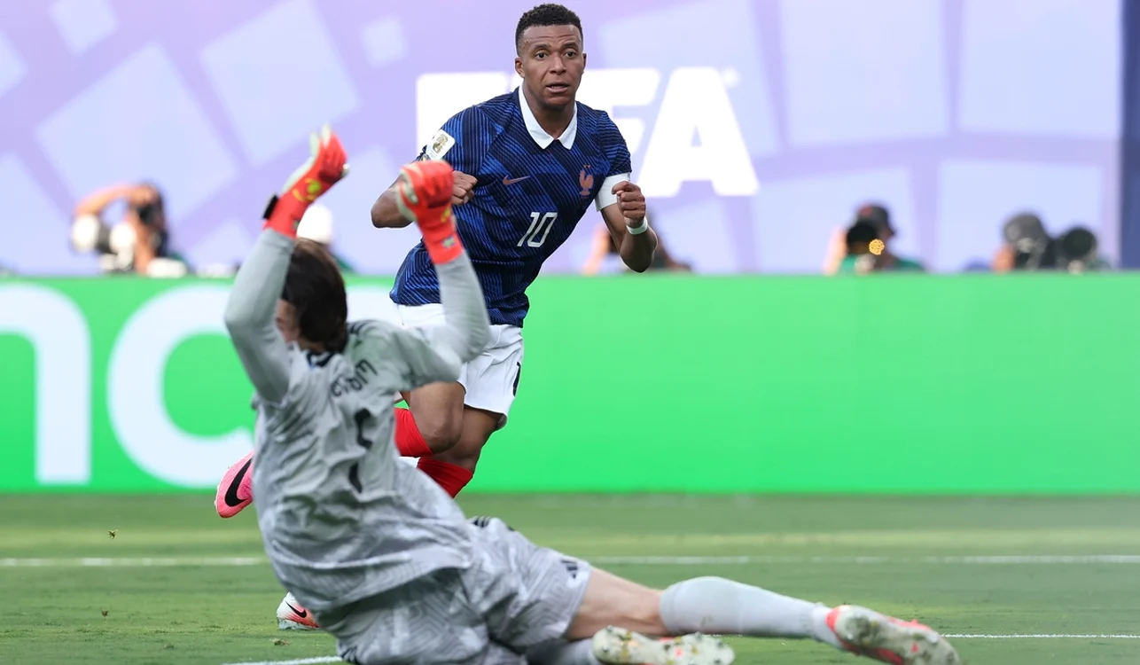 Kylian Mbappé, egalul lui Leo Messi (FOTO: EPA)