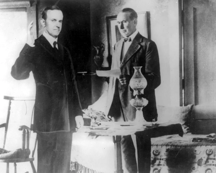 Preşedintele Calvin Coolidge depune jurământul pe 3 august 1923. Învestirea sa în funcţie se face din cauza decesului preşedintelui Harding cu o seară înainte.