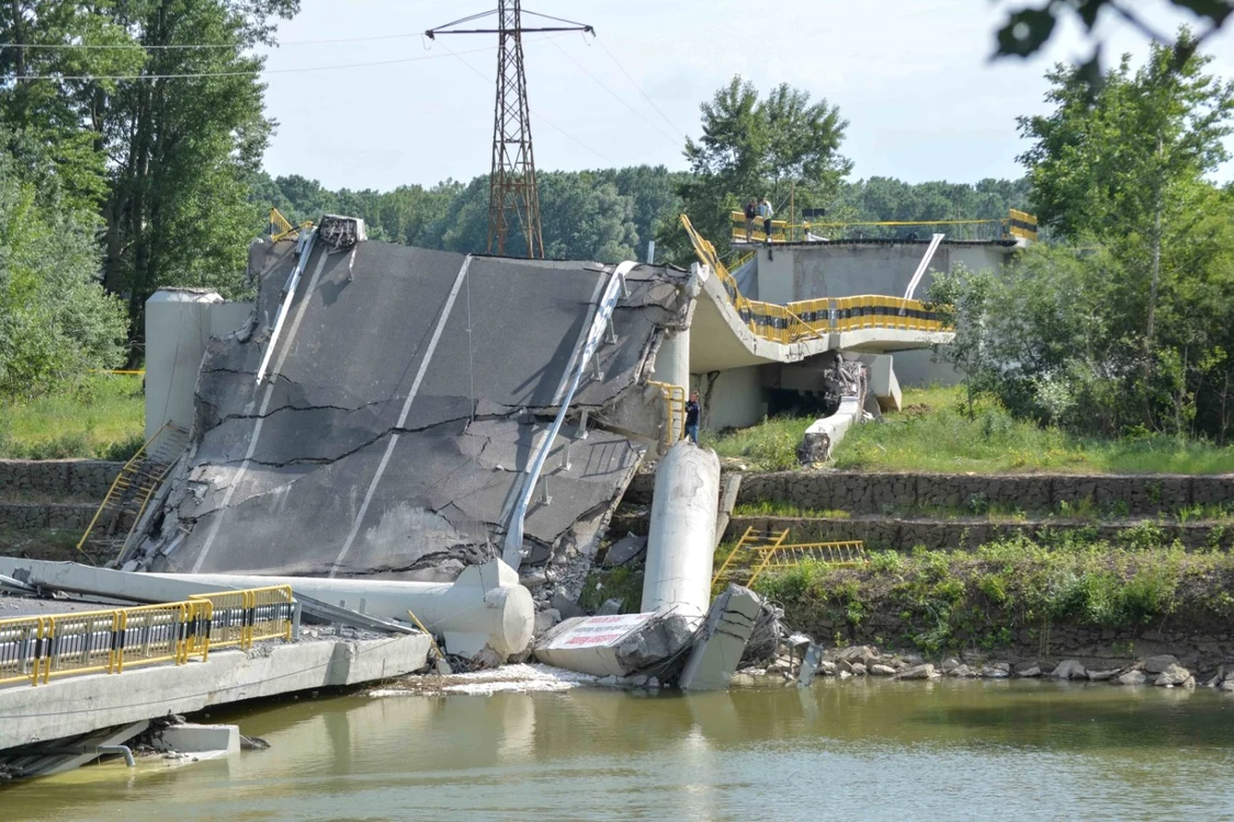 Podul s-a prăbuşit sub greutate a două autovehicole. FOTO: Inquam Photos/Ionuţ Corfu