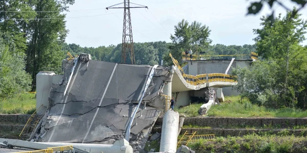 Un pod rutier s-a prăbuşit în Piatra Neamţ. FOTO Inquam Photos - Ionut Corfu