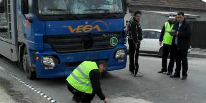Tânărul motociclist se zbate între viaţă şi moarte
