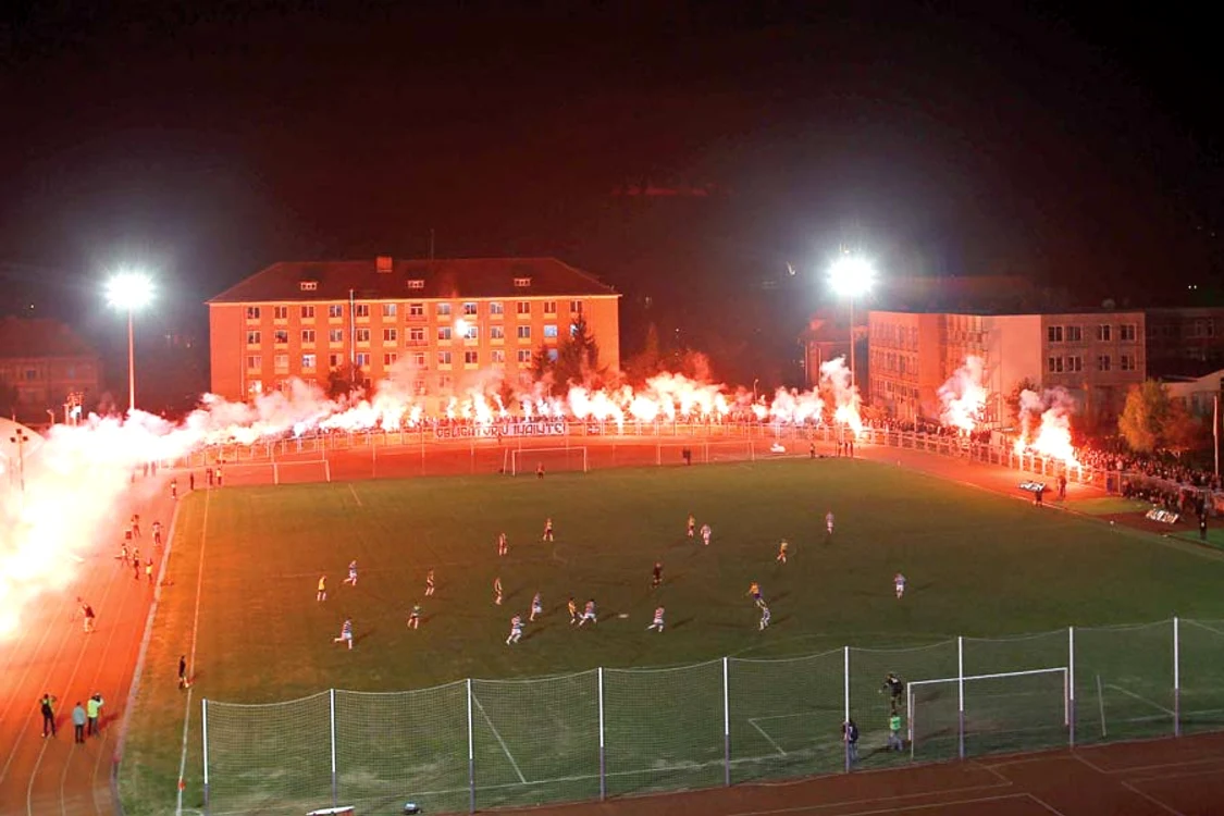 
    În această atmosferă senzaţională  s-a disputat meciul de duminică  seară, de la Timişoara, primul din  Liga a V-a disputat în nocturnă  