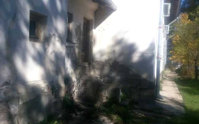 Fostul spital din Năruja este o ruină