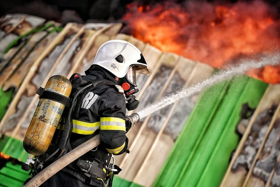 Incendiu cu mari degajări de fum lângă o hală din Pitești. Pompierii au intervenit cu cinci autospeciale