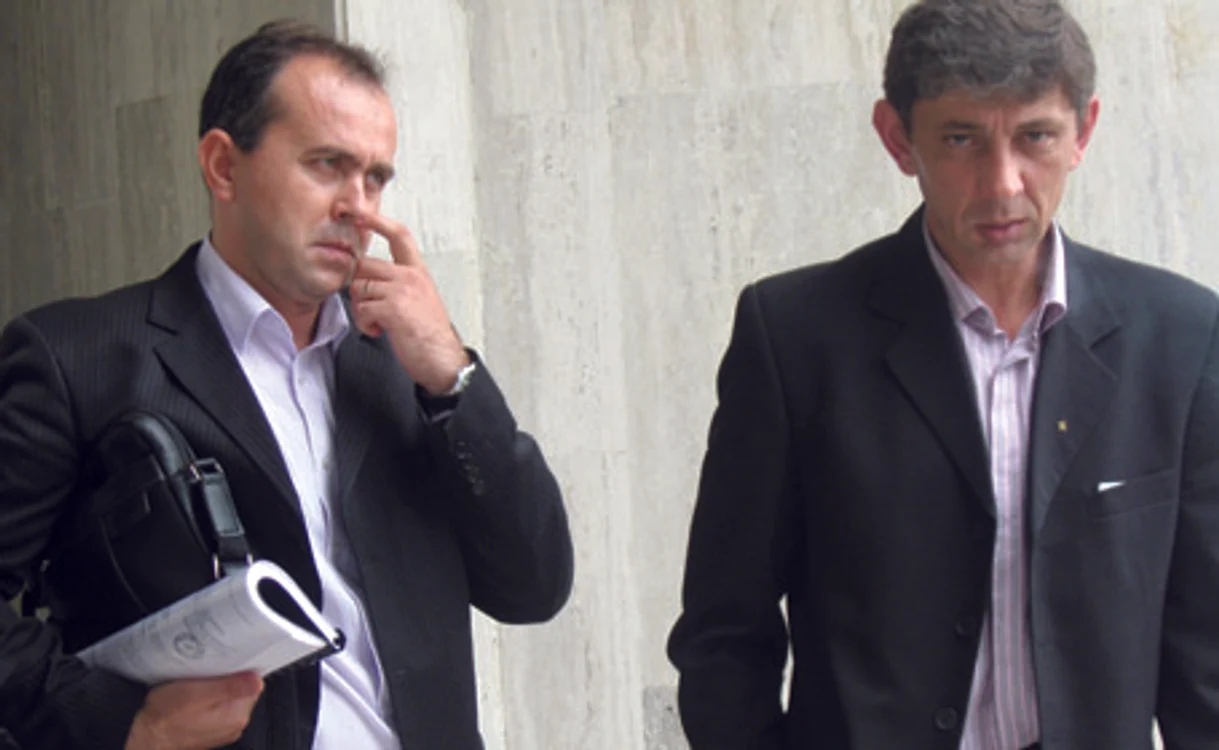 Aurelian Necula (foto stânga) a fost condamnat la şapte ani şi jumătate de închisoare