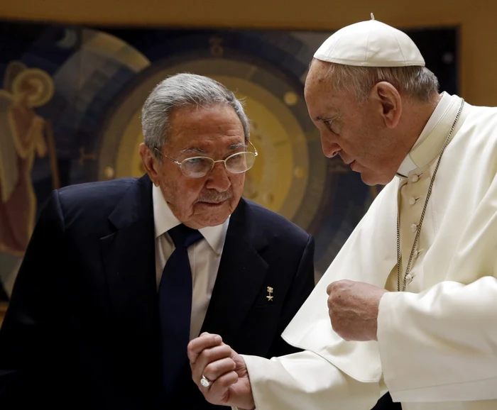 Liderul Cubei, Raul Castro, şi Papa Francisc, duminică, 10 mai FOTO AP