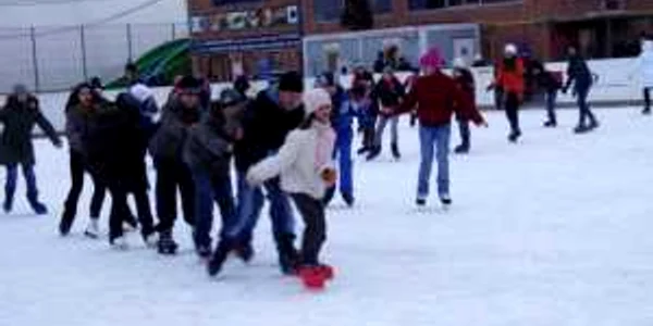 Băcăuanii sunt așteptați cu mic cu mare să ia patinele în picioare