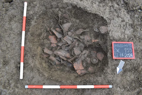 Groapă de depunere ritualică de vase. Sfârșitul Epocii Bronzului (© Direcția Județeană pentru Cultură Timiș)