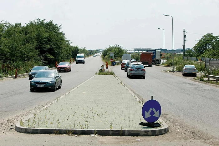 Indicatoarele arată că drumul este încă în lucru şi sunt restricţii de viteză