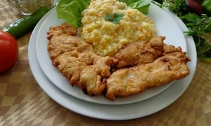 snitel de pui cu orez si legume jpeg