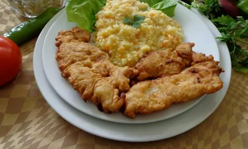 snitel de pui cu orez si legume jpeg