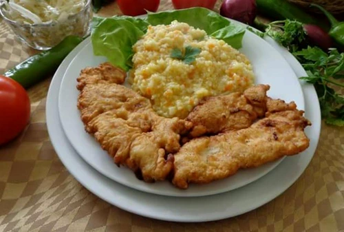 snitel de pui cu orez si legume jpeg