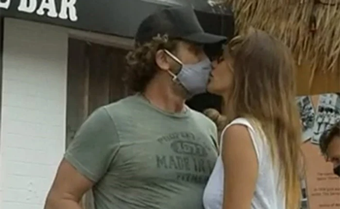 
    S-au sărutat cu foc într-o pauză de la o cursă pe bicicleteFoto: Profimedia  