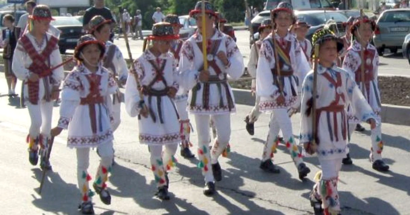 Primăria Vâlcele s-a împrumutat la Fondul de garantare pentru a asigura căluşarilor costume