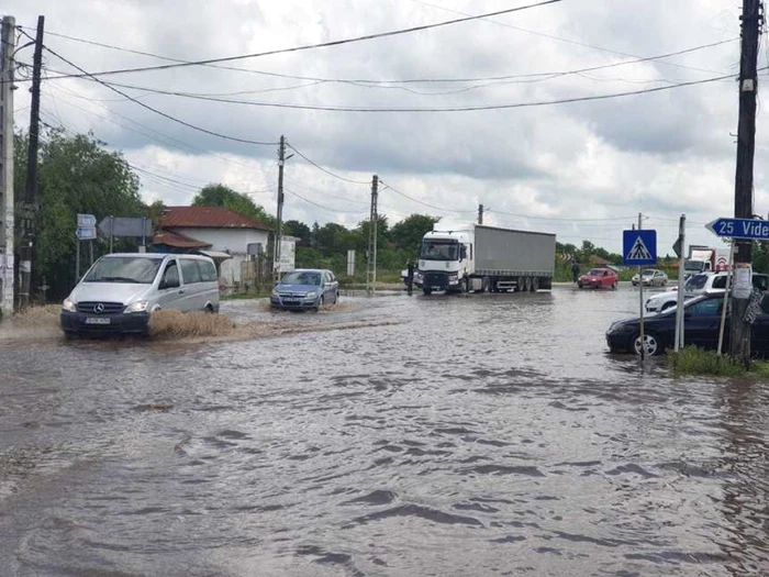 Mai multe sectoare de drum sunt afectate de ploile torenţiale