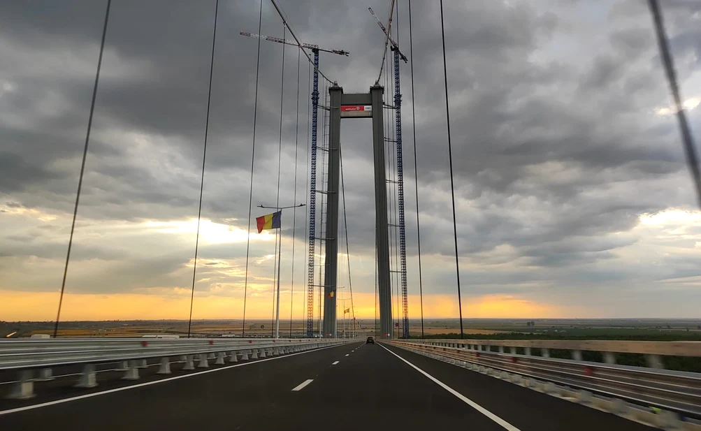 Circulație în siguranță pe podul peste Dunăre FOTO: C. Mazilu