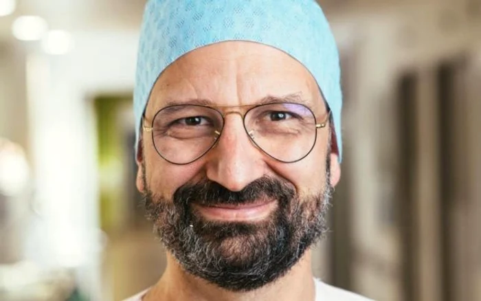 
    Dr. Radu Lupulescu, medic ATI în Franța, decorat de președintele Emmanuel MacronFOTO: adevarul.ro  