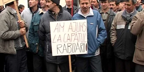 Muncitorii au protestat pentru a primi salariile restante