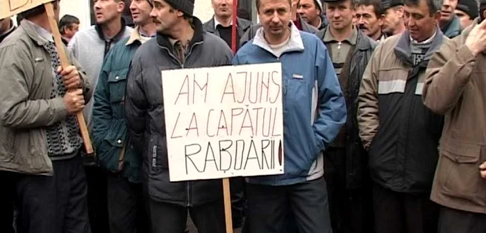 Muncitorii au protestat pentru a primi salariile restante
