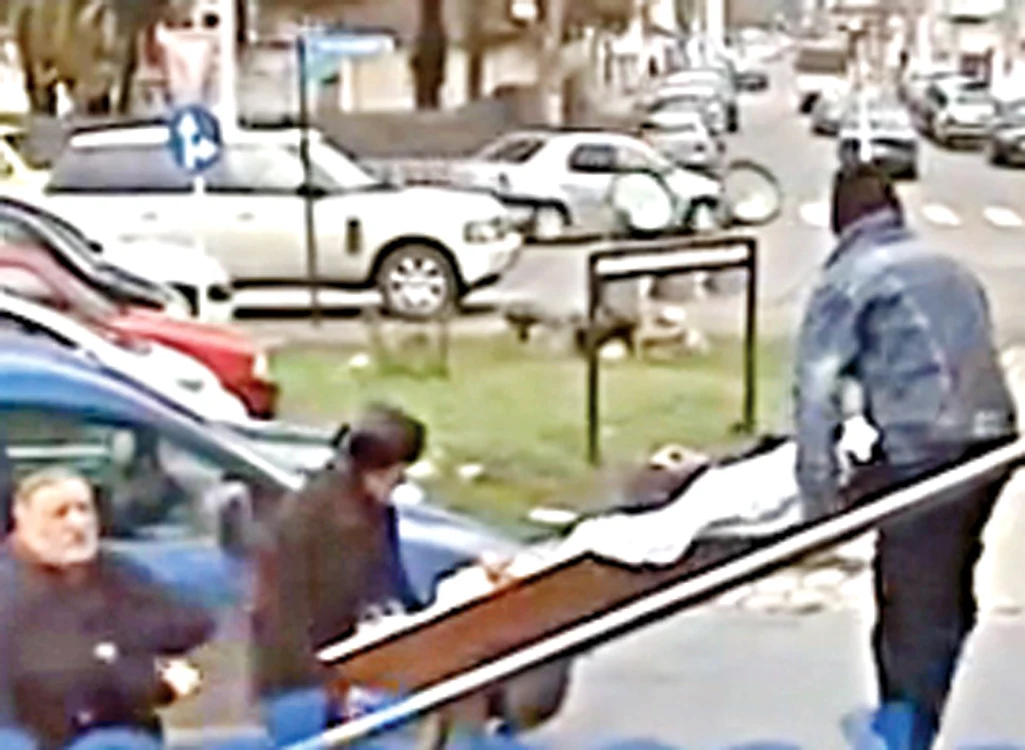 Medicii de la SMURD l-au transportat pe bărbat la spital