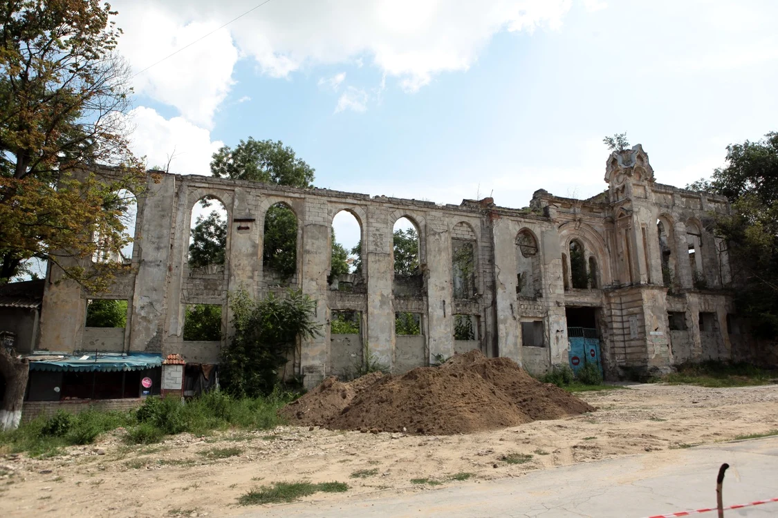 Din sinagoga de pe strada Rabbi Ţirilson a rămas doar scheletul FOTO: Dumitru Goncear