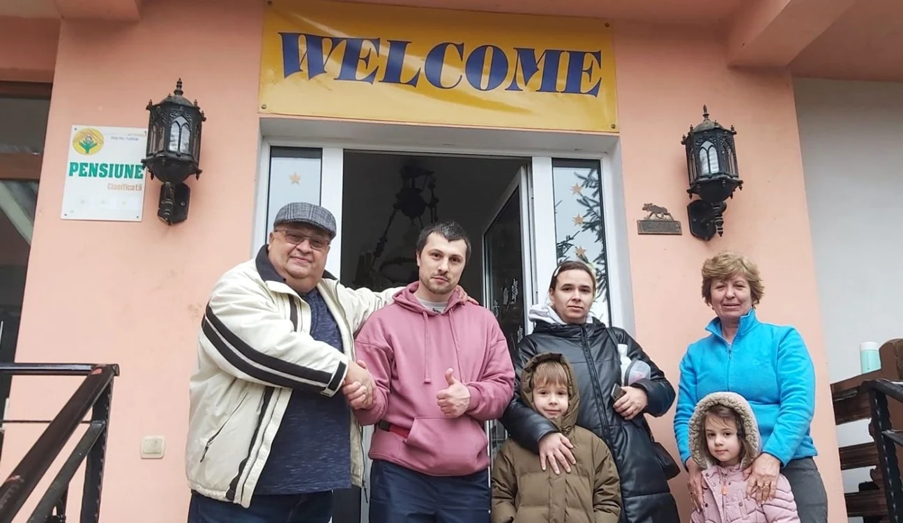 Leonard Soare (foto stânga) şi soţia sa (dreapta), împreună cu familia de refugiaţi pe care a găzduit-o FOTO: arhiva personală