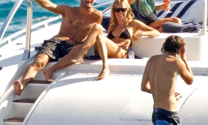 Sienna Miller şi Jude Law pe iaht FOTO: dlisted com jpeg