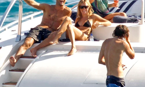 Sienna Miller şi Jude Law pe iaht FOTO: dlisted com jpeg