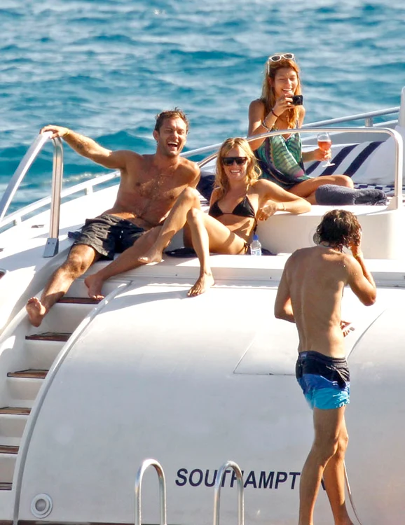 Sienna Miller şi Jude Law pe iaht FOTO: dlisted.com