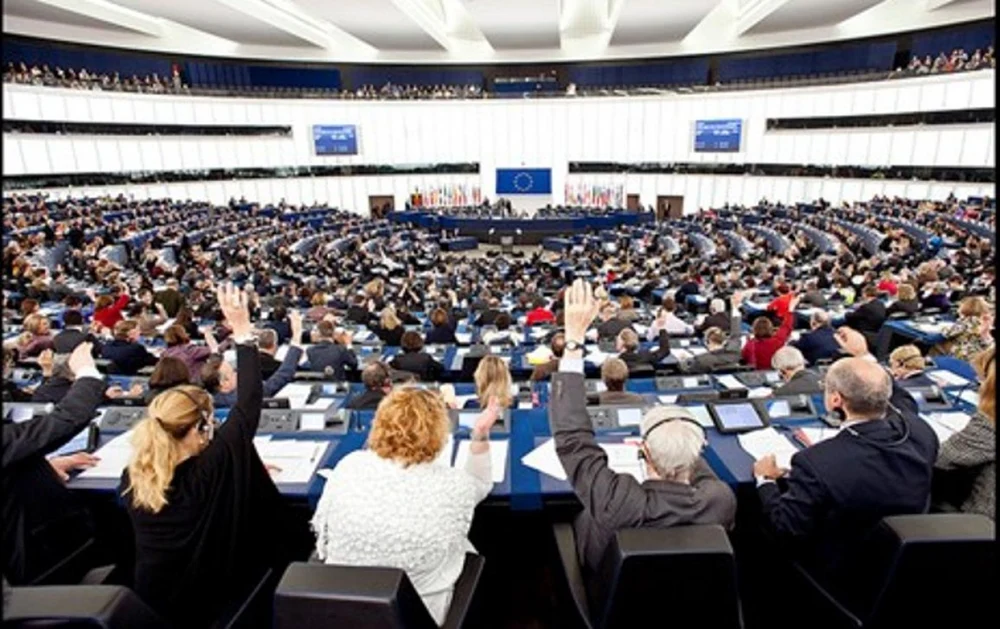Scandal financiar în inima UE. Parlamentul European cere returnarea a 4,3 milioane de euro cheltuiți ilegal de grupul de extrema dreapta