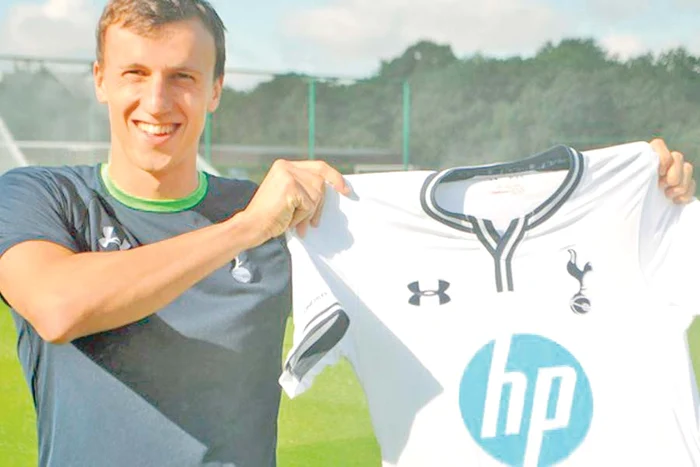 
    Chiricheş a pozat  ieri cu noul său tricou de la Tottenham  