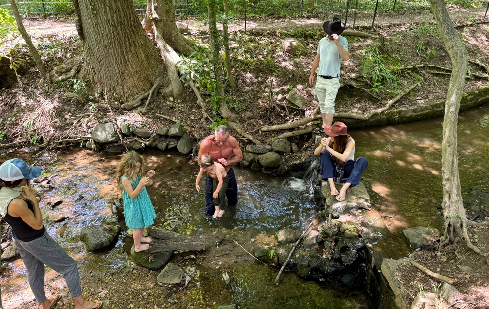 Robert F. Kennedy Jr., în apele contaminate ale Rock Creek alături de nepoți FOTO: X