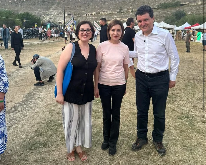Nicușor Dan și Maia Sandu fac fotografii cu publicul FOTO: Facebook/ Ludmila Hanganu