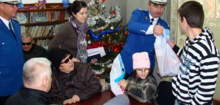 Jandarmii au adus bucurie în sufletele celor 25 de micuţi cu deficienţe de vedere