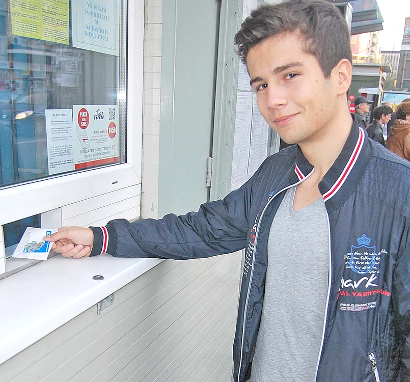 
    Alexandru şi-a cumpărat  ieri bilet unic pentru  a testa cât e de  avantajos noul sistem  