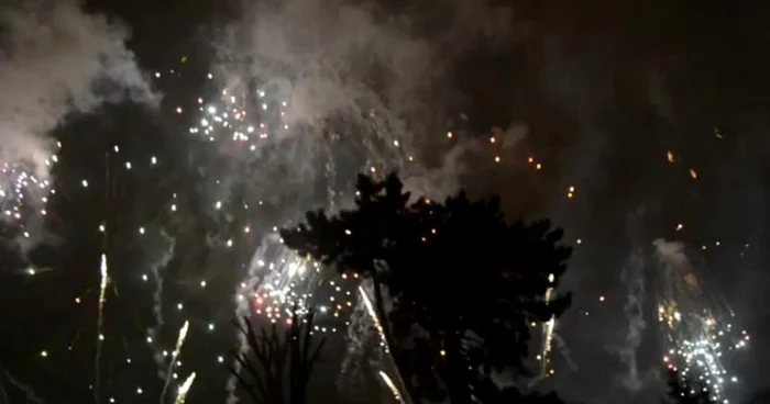 La miezul nopţii, un spectaculos foc de artificii a putut fi admirat pe cerul din faţa Palatului Culturii