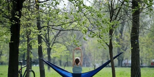 O tânară se întinde într-un hamac în parcul Izvor din Bucuresti FOTO MEDIAFAX /Alexandru Dobre