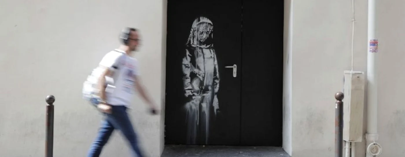 Lucrare a lui Banksy, pe una dintre uşile sălii Bataclan Foto: Thomas SAMSON / AFP