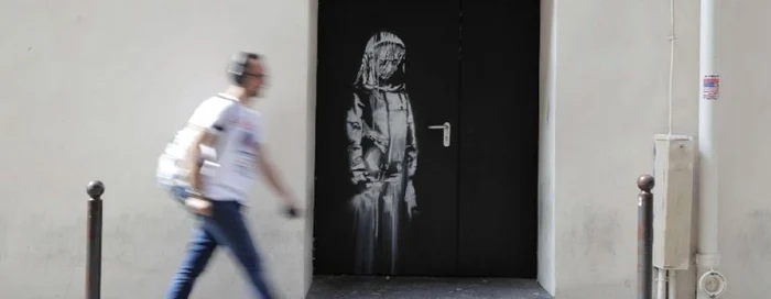 Lucrare a lui Banksy, pe una dintre uşile sălii Bataclan Foto: Thomas SAMSON / AFP