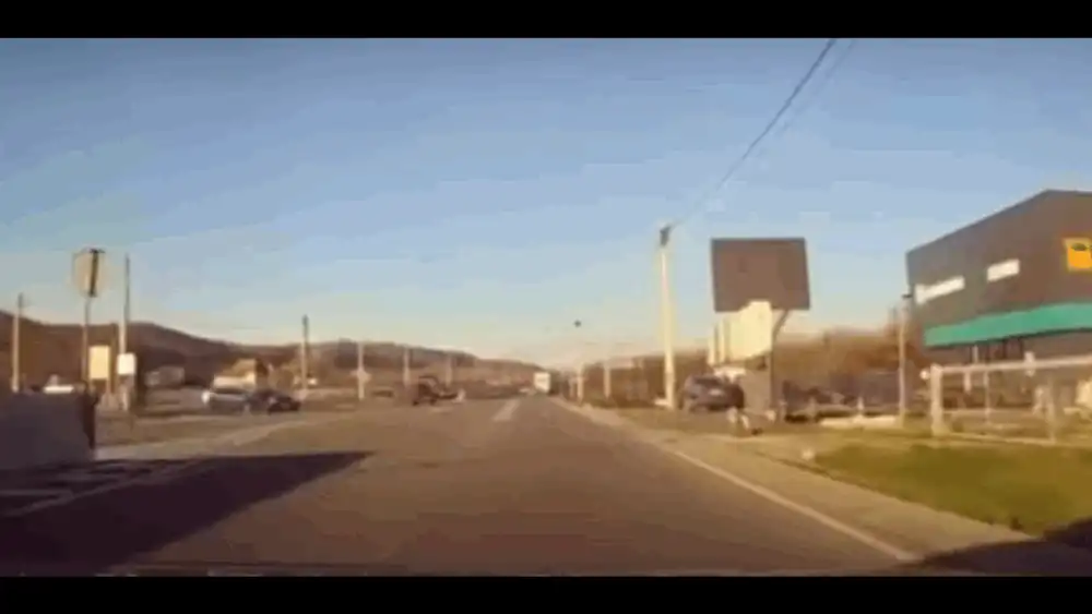 O tânără a fost spulberată de o basculată chiar sub ochii logodnicului, în timp ce traversa strada. Momentul impactului e cutremurător