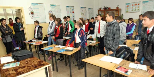 Din cauza frigului, elevii stau îmbrăcaţi la ore  