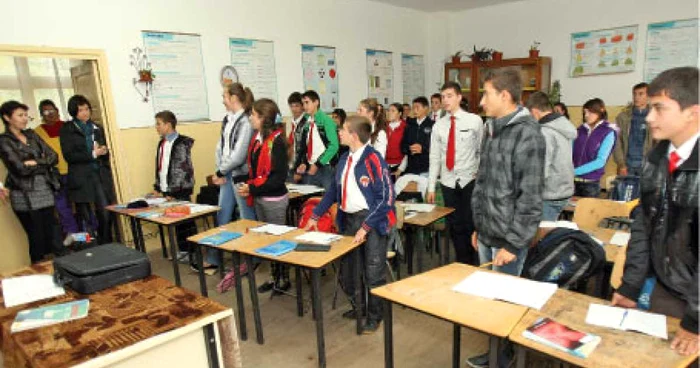 Din cauza frigului, elevii stau îmbrăcaţi la ore