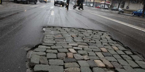 Un „crater“ de pe bulevardul Păcurari a fost acoperit cu câteva pietre