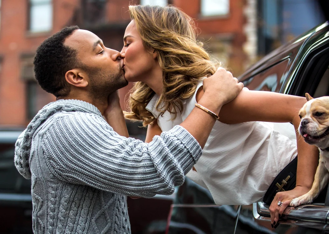 Chrissy Teigen, copleşită cu săruturi de soţul ei, John Legend