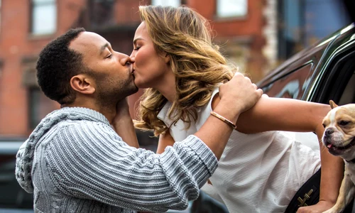 Chrissy Teigen, copleşită cu săruturi de soţul ei, John Legend jpeg