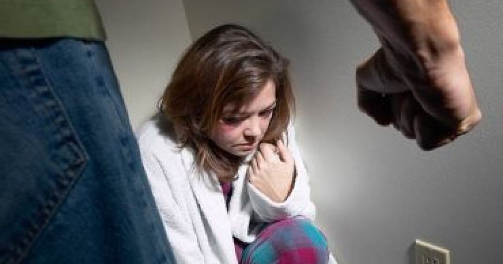 Pedeapsa primită de un român care își ține nevasta în bătăi. Legea îl înfundă, deși femeia îl iartă de fiecare dată 